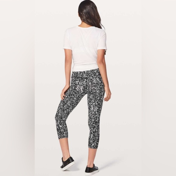 RARE Lululemon Align Leggings 25” - Chirasu Black, Size 6 - Picture 4 of 10